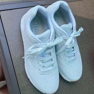 *Used - Like New* Sketchers Tennis Shoes size 9